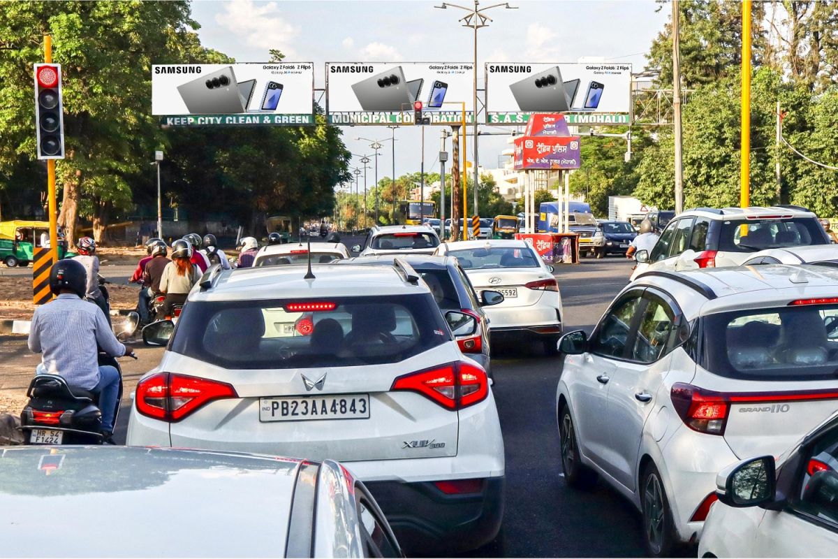 Near Fortis Hospital, Sec 62 Lights G3